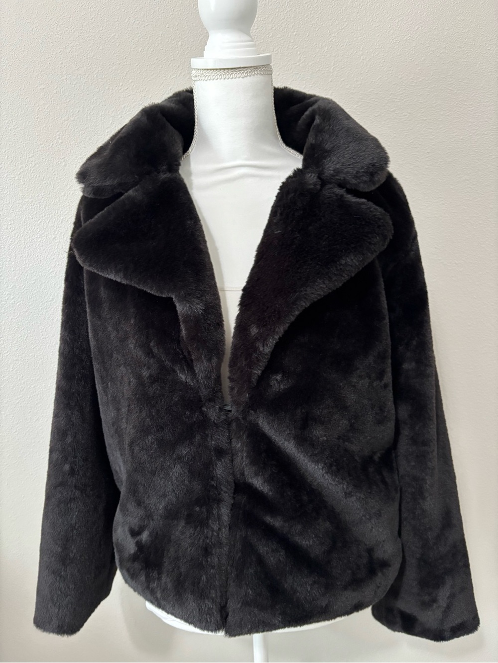 Stoosh Black Faux Fur Crop Jacket Coat Notch Lapel Women’s M NWT